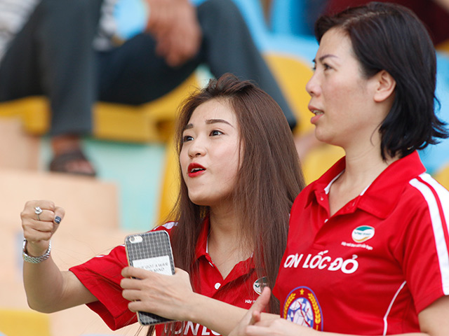 Bóng đá - Fan nữ xinh đẹp cổ vũ "hậu duệ Thể Công" đấu SLNA