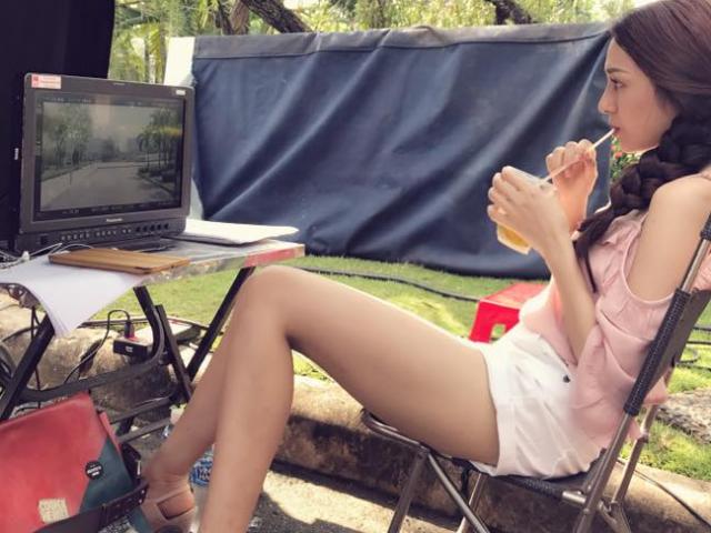 Phim - Bạn gái Hồ Quang Hiếu khoe "chân dài tới nách"