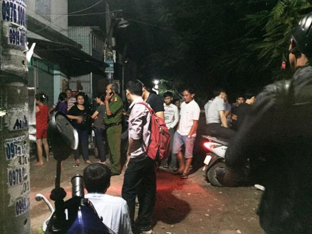 Tin tức trong ngày - Vợ trẻ ngây dại thấy chồng chết trong nhà trọ ở Sài Gòn