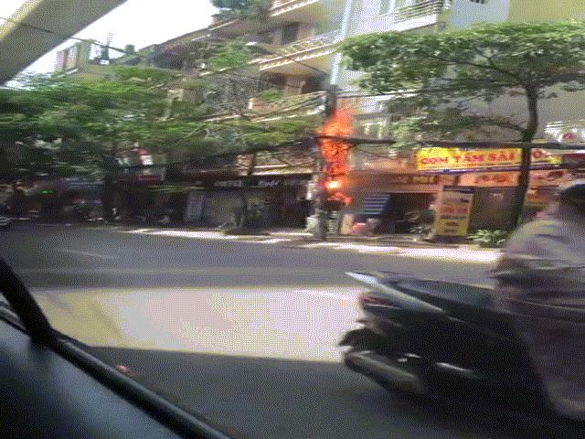 Tin tức trong ngày - Clip: Cột điện cháy đùng đùng, nổ như pháo trên phố HN