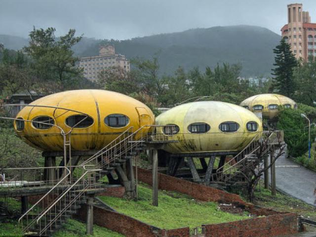 Du lịch - Khung cảnh hoang tàn đến lạnh người bên trong ngôi làng UFO ở Đài Loan