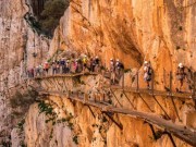 Du lịch - Run lẩy bẩy đi trên con đường vắt qua vách núi, nhìn xuống là vực thẳm sông sâu