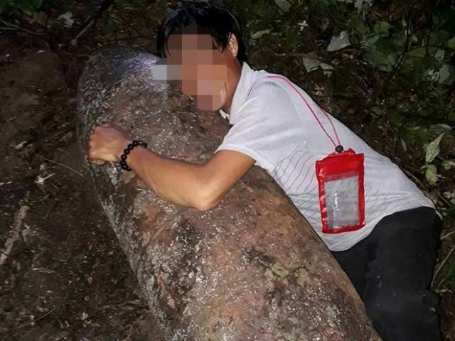 Tin tức trong ngày - Phát hiện bom “khủng”, người đàn ông lao vào ôm để chụp ảnh “tự sướng”