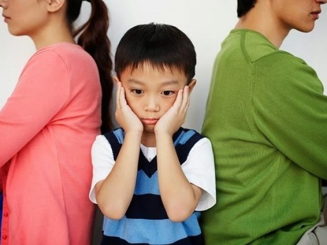 Bạn trẻ - Cuộc sống - Lạ lùng người cha thuê luật sư “đòi con” cho dâu cũ