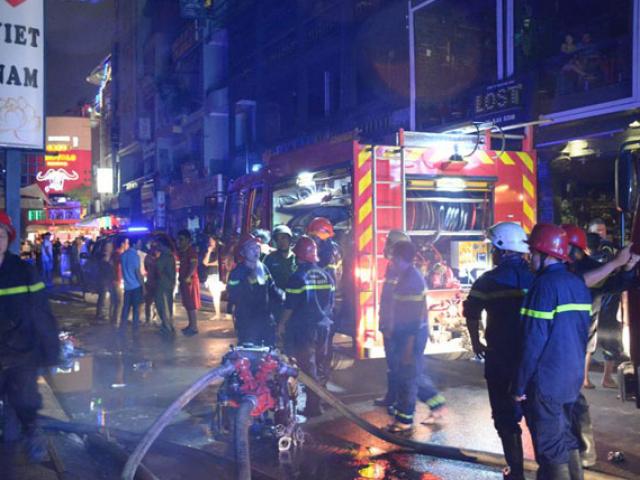 Tin tức trong ngày - Cháy lúc 0 giờ, nhiều người ở khu phố Tây tháo chạy khỏi biển lửa