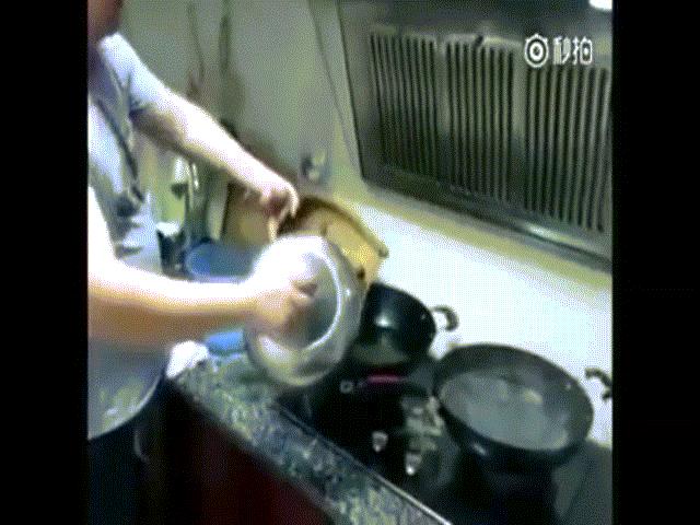 Bạn trẻ - Cuộc sống - Clip chứng minh đàn ông vào bếp đúng là thảm họa
