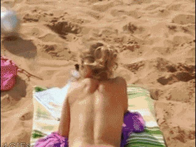 Tranh vui - Ảnh động: Lí do anh em thích đá bóng bãi biển