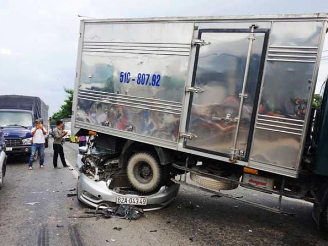 Tin tức trong ngày - Sốc với hiện trường vụ tai nạn “xế hộp” bẹp dúm dưới bánh xe tải