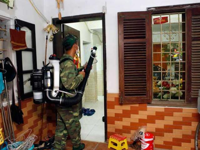 Tin tức trong ngày - Sốt xuất huyết hoành hành, Hà Nội huy động quân y diệt muỗi