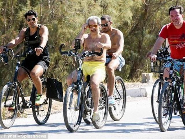 Hoàng thân ăn chơi nhất Ả Rập Saudi cởi trần, đạp xe trên phố