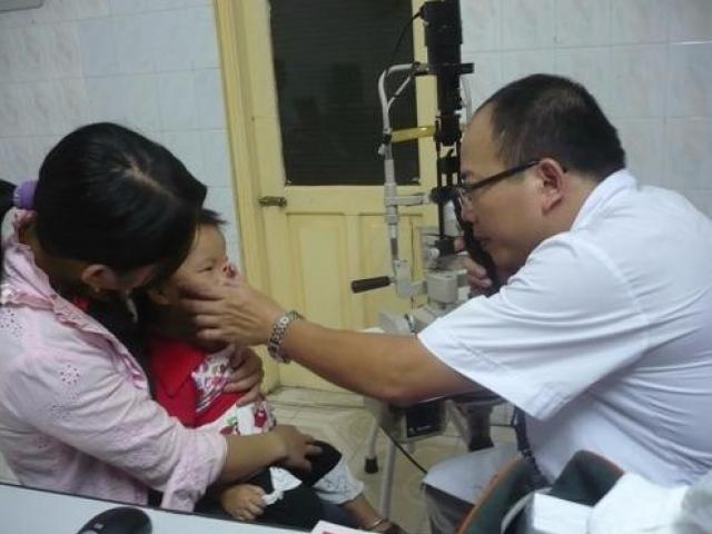 Sức khỏe đời sống - Nhiều người để điện thoại, ipad "cướp" đôi mắt của con mà không biết