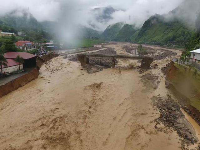 Tin tức trong ngày - Nước lũ ào ào đổ về Mường La sau 13 ngày lũ quét kinh hoàng