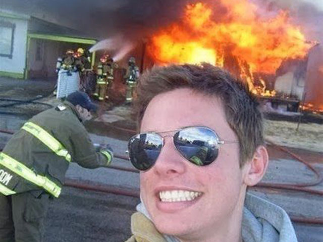 Tranh vui - Nghiện "tự sướng": Thấy đám cháy phải móc máy ngay