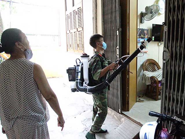 Tin tức trong ngày - Bộ đội Thủ đô vác “vòi rồng" càn quét ổ dịch sốt xuất huyết
