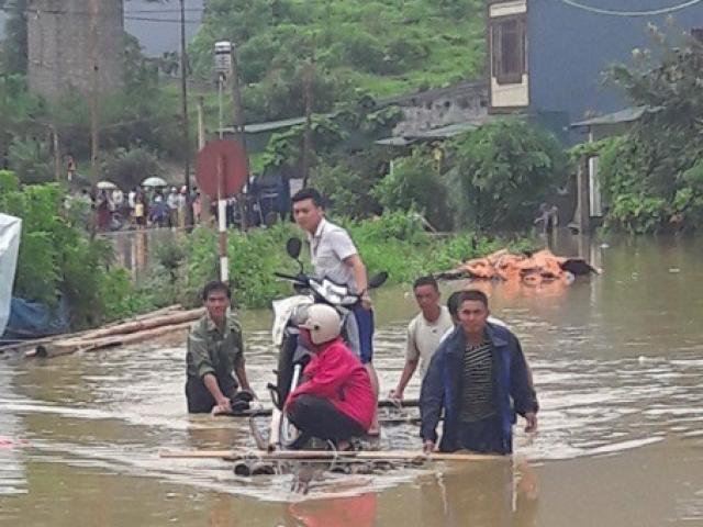 Tin tức trong ngày - Clip: Lũ trên núi đổ xuống như thác, dân không dám qua đường