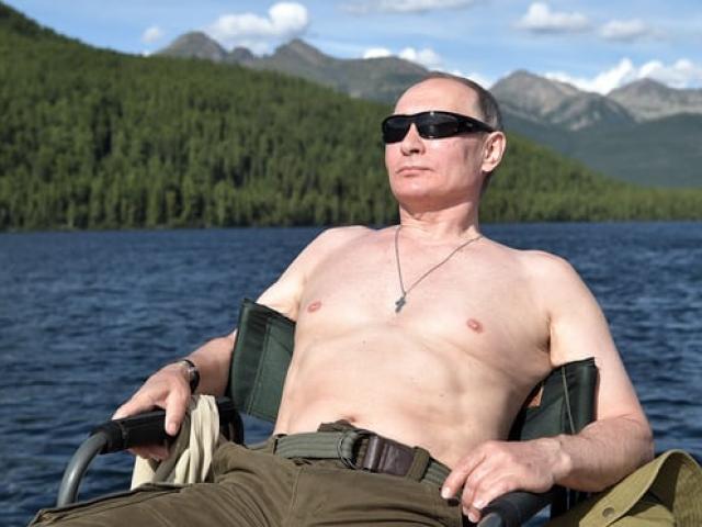 Hàng ngàn người Nga cởi trần chụp ảnh bắt chước Putin