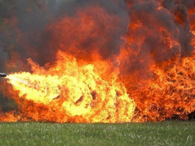 Thế giới - Loại vũ khí thè "lưỡi tử thần" liếm người thành than