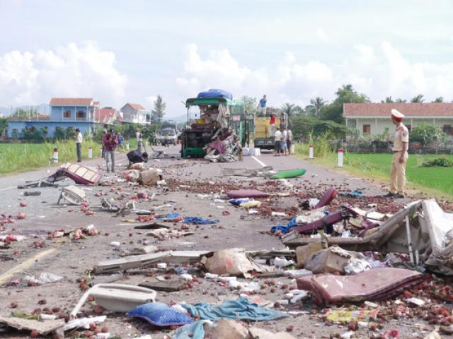 Tin tức trong ngày - Vụ TNGT làm 5 người chết: Thủ phạm là lưỡi máy ủi?