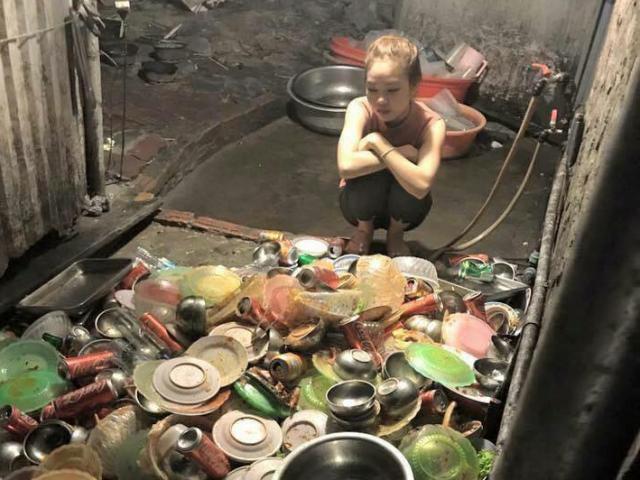 Bạn trẻ - Cuộc sống - Ngán ngẩm với "núi" bát đũa, cô dâu mới được dân mạng thương cảm