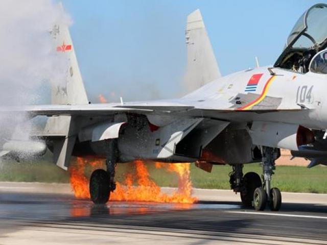 Thế giới - Tiêm kích J-15 TQ đâm phải chim, bốc cháy ngùn ngụt