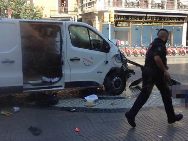Thế giới - Xe tải khủng bố lao lên vỉa hè, đâm hàng trăm người ở Tây Ban Nha