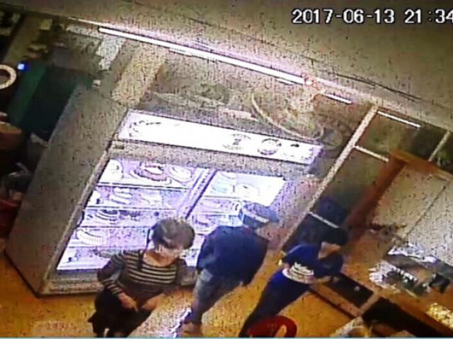 Pháp luật - Truy tìm 2 cô gái trong vụ thanh niên bị sát hại trước quán karaoke