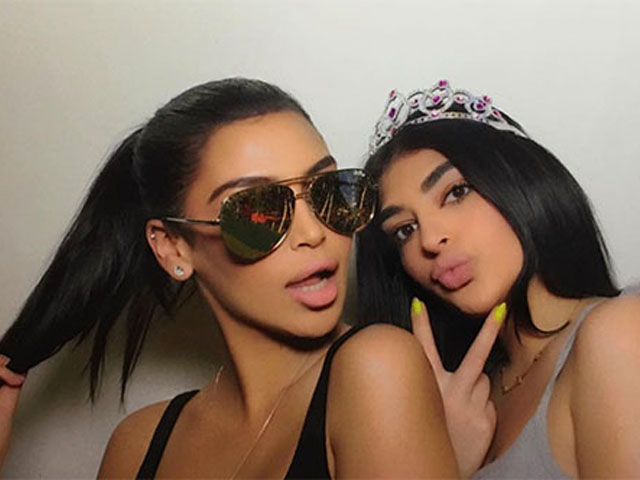 Bí quyết mặc đẹp - Bản sao y đúc cặp chị em "siêu vòng 3" khiến dân mạng phát sốt