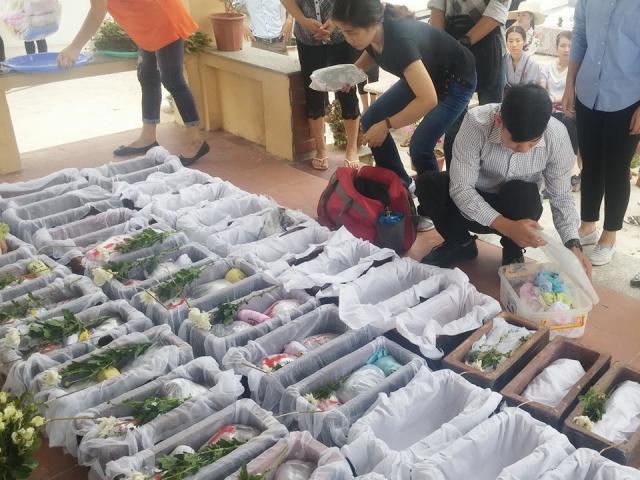 Tin tức trong ngày - Chuyện đau lòng ở nghĩa trang hài nhi: Sao cha mẹ không cho con làm người?