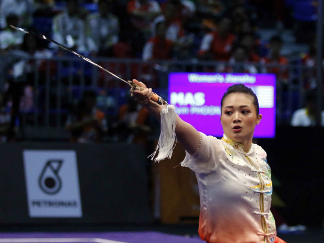 Thể thao - 2 hot girl Malaysia "song kiếm" vẫn bị Dương Thúy Vi khuất phục