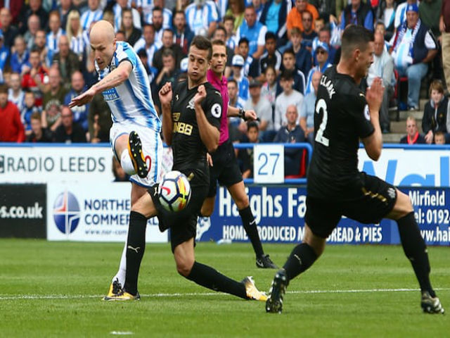 Bóng đá - Huddersfield - Newcastle: Cú sút sấm sét đoạt 3 điểm