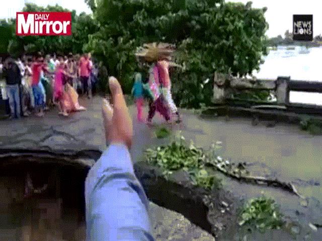 Thế giới - Ấn Độ: Cả gia đình sắp chạy hết cầu thì lũ cuốn chết thảm