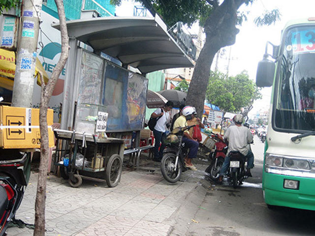 Thế giới xe - Dừng, đỗ xe máy ở bến xe buýt bị phạt bao nhiêu?