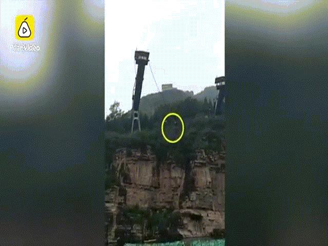 Phi thường - kỳ quặc - Nữ sinh TQ nhảy bungee, dây “lìa khỏi thân”
