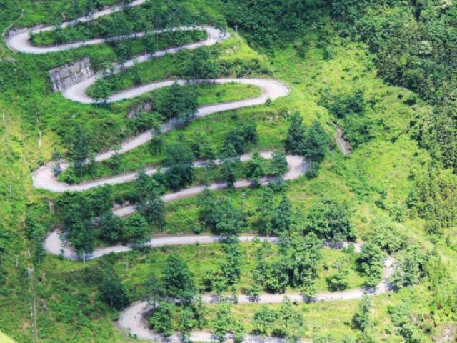 Du lịch - Sợ "bắn tim" lướt xe trên cung đường 24 khúc cua “tử thần”