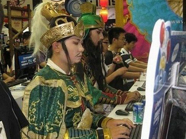 Tranh vui - Xem ảnh cười, phát hiện Quan Vũ đi "cày game"