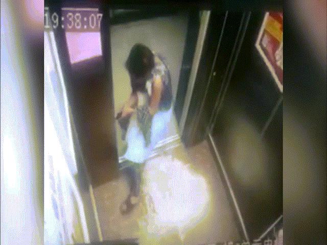 Bạn trẻ - Cuộc sống - Hốt hoảng bé gái kẹp tay vào cửa thang máy vì mẹ bất cẩn