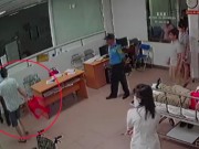 Tin tức trong ngày - Vụ bác sĩ 115 bị đánh: Chủ tịch phường cầm ghế “định ngồi” hay “xông vào đòi đánh”?