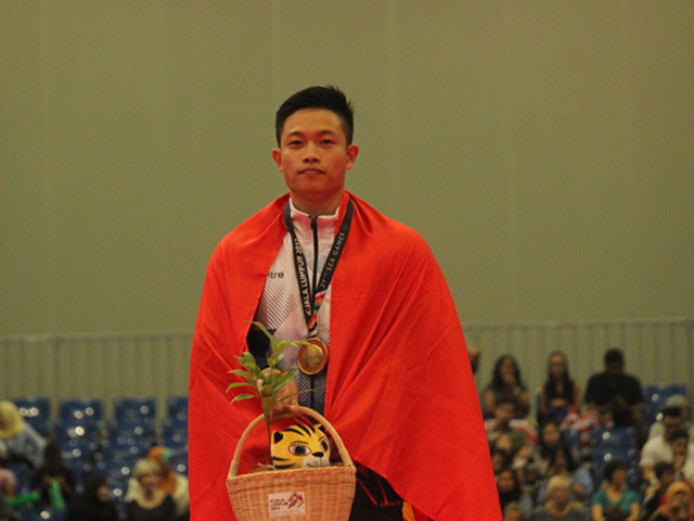 Thể thao - Thể dục bay trên đỉnh, “vua vòng treo” SEA Games Đặng Nam tặng quà bố mẹ