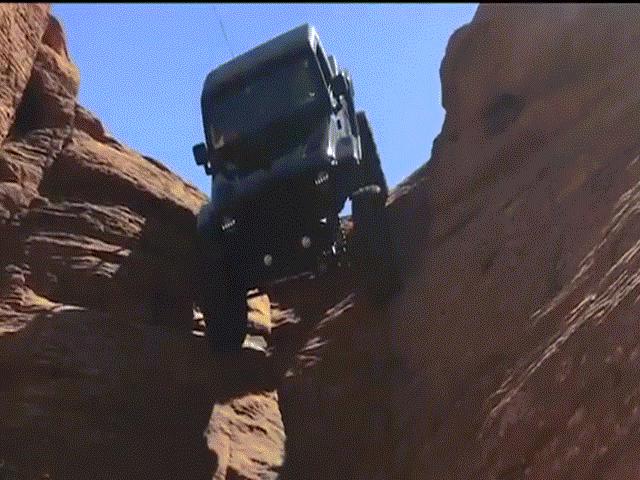 Phi thường - kỳ quặc - Kinh ngạc ô tô chúc đầu leo xuống vách núi dựng đứng