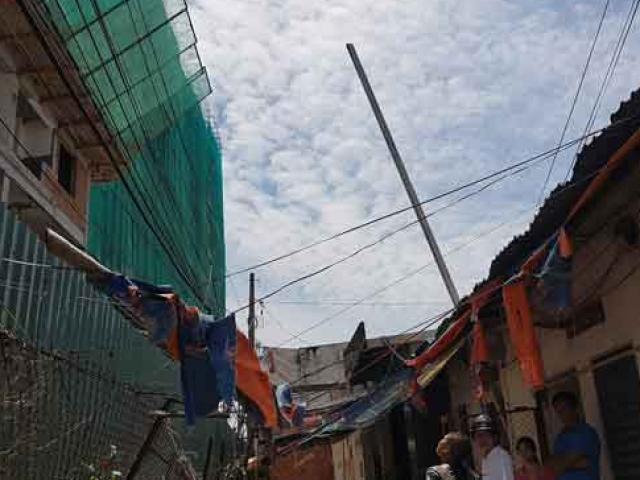 Tin tức trong ngày - Thanh sắt "trên trời" phóng vào nhà dân, 2 mẹ con suýt chết