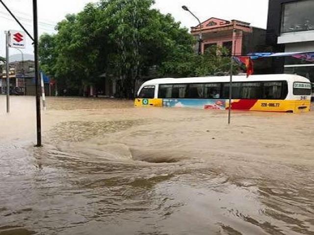 Tin tức trong ngày - Tuyên Quang: Nước ngập gần nửa xe ô tô trên quốc lộ 2C