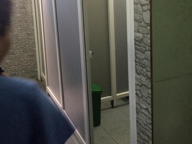 Đẻ trong nhà vệ sinh bệnh viện, người phụ nữ bỏ con vào thùng rác