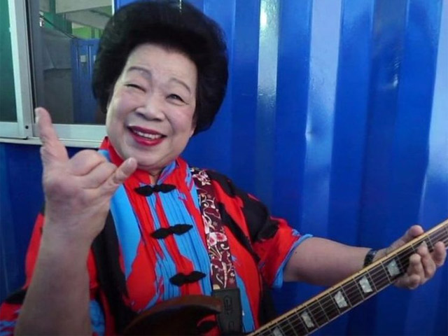 Bạn trẻ - Cuộc sống - Cụ bà 81 tuổi chơi Rock "quên lối về" khiến dân tình mê mẩn