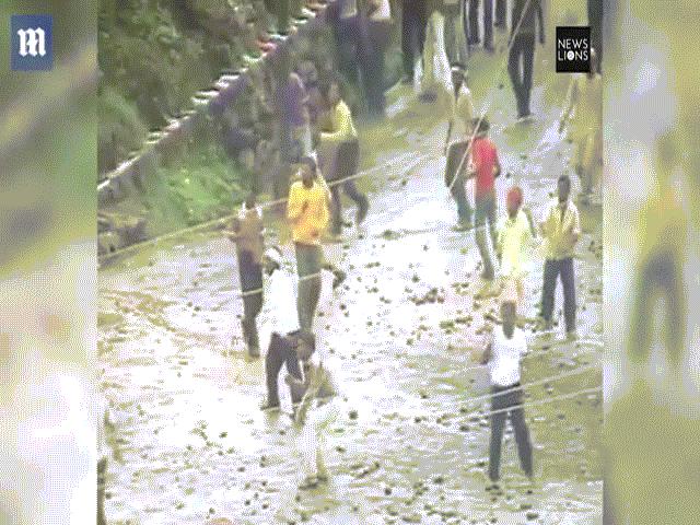 Phi thường - kỳ quặc - 2 làng đổ ra đường ném đá vào nhau theo tục lệ, 400 người bị thương