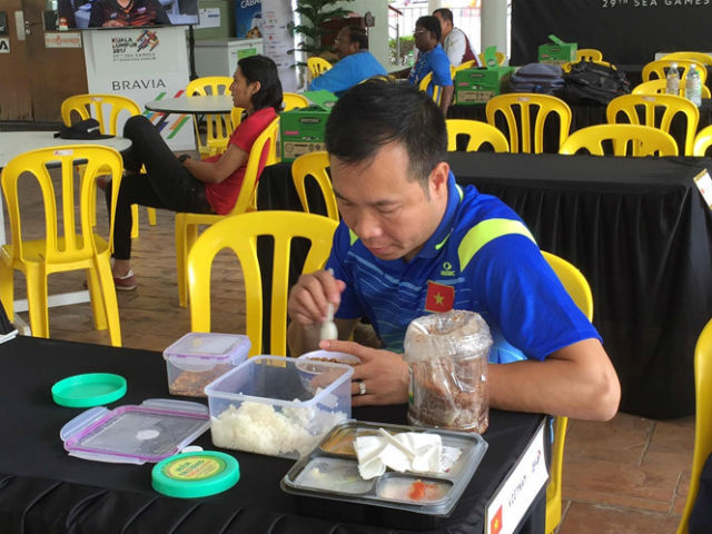 Bữa trưa muối vừng, mắm tép của xạ thủ Xuân Vinh ở SEA Games