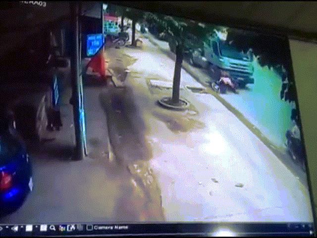 Tin tức trong ngày - Camera ghi lại hình ảnh kinh hoàng 2 thanh niên nằm dưới bánh xe bồn