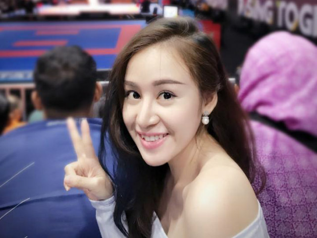 Người mẫu - Hoa hậu - Khoe ảnh đi xem SEA Games, Bà Tưng bị soi chiếc cằm "sắp rơi khỏi mặt"