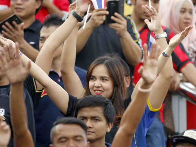 Bóng đá - Fan nữ xinh U22 Thái Lan "nhảy múa" giữa vạn CĐV Myanmar