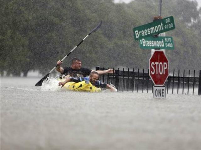 Siêu bão Harvey trút 34 tỷ m3 nước như ngày tận thế ở Mỹ