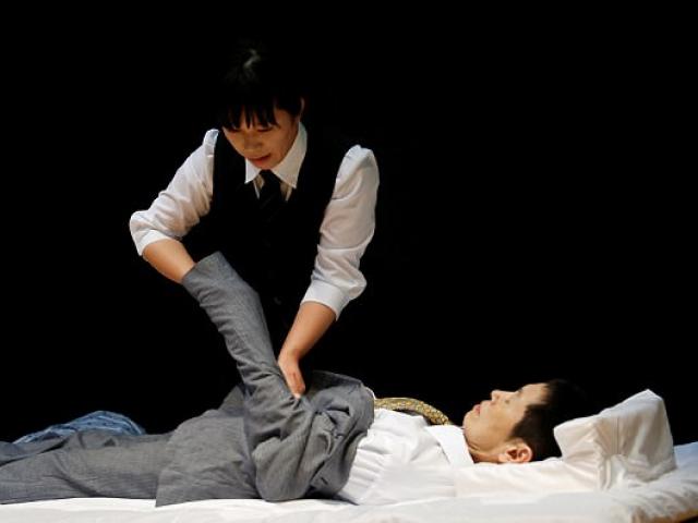 Phi thường - kỳ quặc - Cô gái trẻ đẹp ngày đêm luyện trang điểm cho người chết